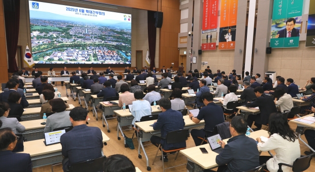 23일 경주시청 알천홀에서 열린 확대간부회의에서 주낙영 경주시장과 간부 공무원들이 시정 현안을 논의하고 있다