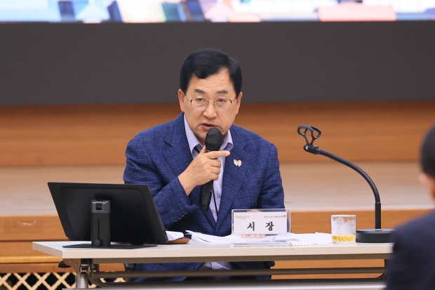 23일 확대간부회의에서 마이크를 들고 발언 중인 주낙영 경주시장. 민선 8기 3주년을 앞두고 “완성도 높은 행정을 통해 시민의 신뢰를 얻자”고 주문하고 있다.