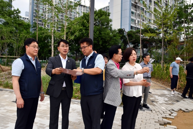 왼쪽에서 두 번째 장규철 부의장, 다섯 번째 박수연 위원장 및 디씨알이 관계자와 민원인