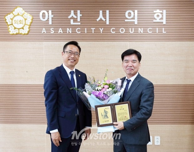 홍성표 의장(사진/좌측)이 6월 27일 의장실에서 7월 1일자로 충청남도 전출을 앞둔 조일교 아산부시장(사진/우측)에게 감사패를 전달하고, 그동안의 노고에 깊은 감사를 전했다.