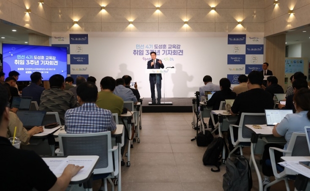 도성훈 인천시교육감이 언론기자들의 질의응답에 답변하고 있다.