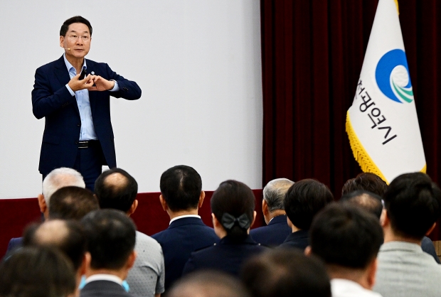 유정복 인천광역시장이 1일 시청 대회의실에서 열린 민선8기 3주년 기념 '시민소통 간담회'에서 시정운영 방향을 설명하고 있다.