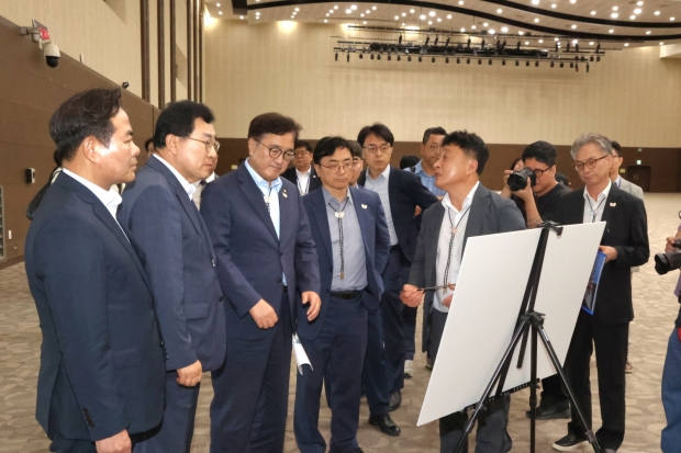 주낙영 경주시장이 1일 화백컨벤션센터(HICO)에서 열린 APEC 정상회의 준비상황 보고회에서 우원식 국회의장에게 개최 준비 과정을 설명하고 있다.