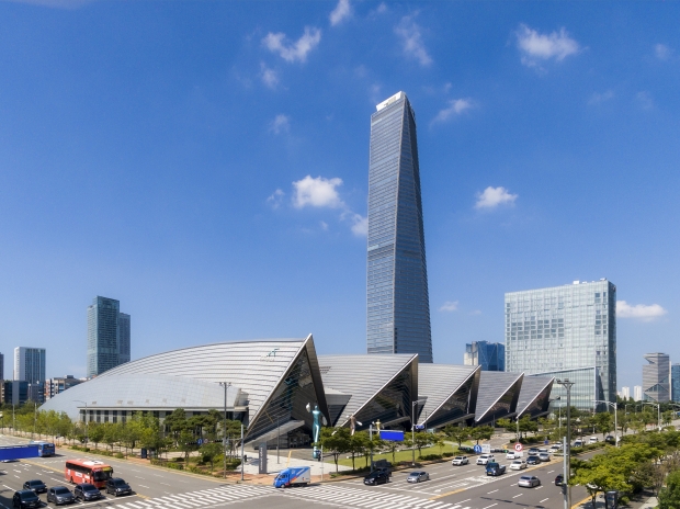 ‘2025년 APEC 인천회의’가 7월 말부터 송도국제도시 일원에서 개최된다. 주요 무대인 송도컨벤시아는 최대 1800명까지 수용 가능한 대회의실, 전시장 등을 갖추고 있다.