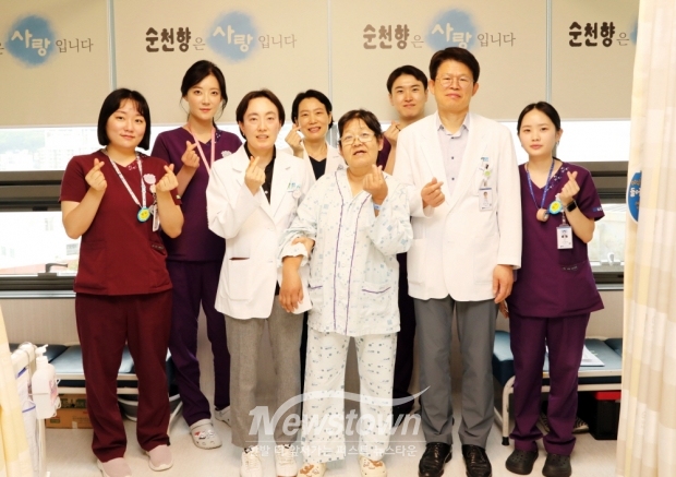 순천향대천안병원이 최근 뇌졸중 후 재활이 필요한 독립운동가의 후손에게 무상 치료를 제공해 훈훈한 감동을 전하고 있다. 최 류드밀라씨(가운데)와 김수아 교수(왼쪽 세 번째), 윤석만 교수(오른쪽 두 번째) 등 의료진.