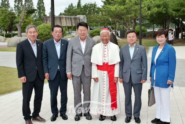 오성환 당진시장이 지난 7월 5일 유흥식 추기경을 만나 2027년 천주교 세계청년대회 기간 내 레오 14세 교황의 솔뫼성지 방문을 요청했다.