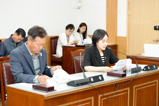 김소현 경주시의회 경제산업위원이 「경주시 기업 및 투자유치 촉진 조례 일부개정조례안」를 발의하고 있다
