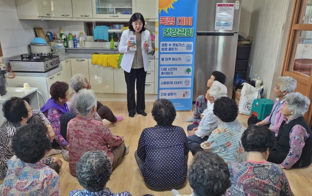 경주시 보건소 관계자가 마을회관을 찾아 어르신들에게 폭염 대비 건강관리 요령을 설명하고 있다