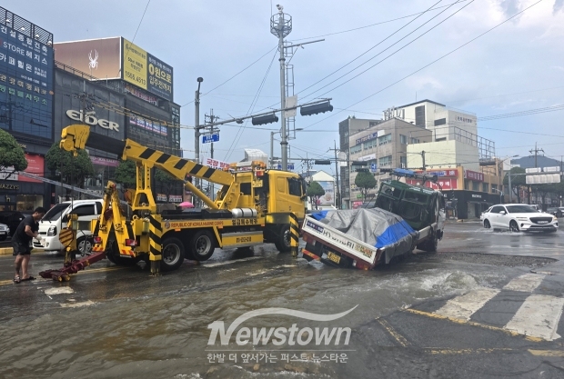 충주시 문화동 이마트사거리에서 발생한 도심침수방지사업 공사 구간 내 차량 침하 사고