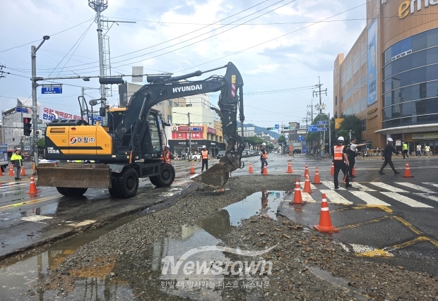충주시는 현재 사고 현장에 대한 긴급 복구 작업을 신속히 진행하고 있으며, 2차 안전사고를 방지하기 위해 해당 구간에 대한 통제 및 우회 조치를 병행하고 있다.