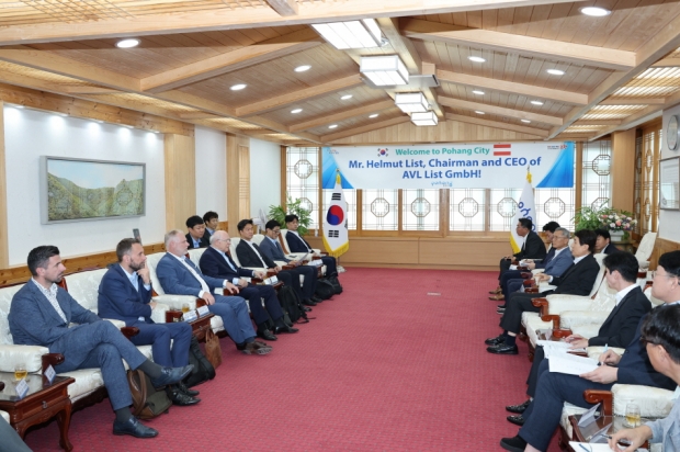 9일 포항시청 대외협력실에 세계 최대 파워트레인 기업인 AVL의 헬무트 리스트 회장을 비롯해 마티아스 당크 부사장, 위르겐 레히베르거 본부장, 한경만 AVL KOREA 대표, 서현철 전무, 문지근 상무 등 글로벌 핵심 경영진이 방문했다.