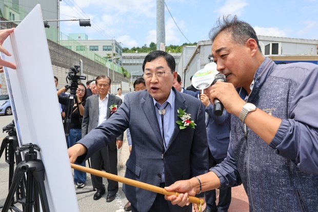 10일 열린 외동산업단지 복합문화센터 착공식에서 주낙영 경주시장이 공사 예정 부지에 대한 설명을 듣고 있다