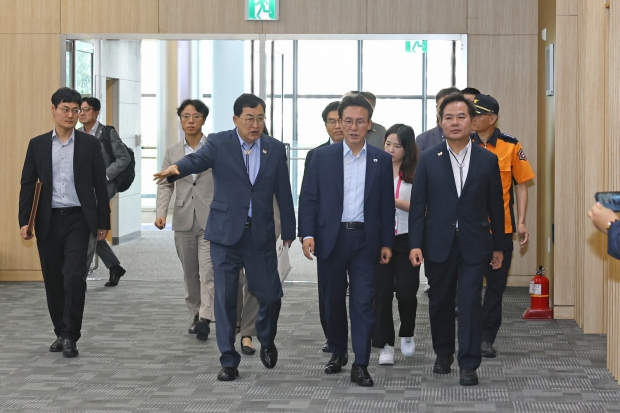 김민석 국무총리와 주낙영 경주시장이 11일 오전 HICO 내부를 함께 이동하며 정상회의 주요 시설에 대해 점검하고 있다