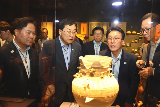 김민석 국무총리와 주낙영 경주시장이 11일 오전 국립경주박물관 전시실을 둘러보고 있다