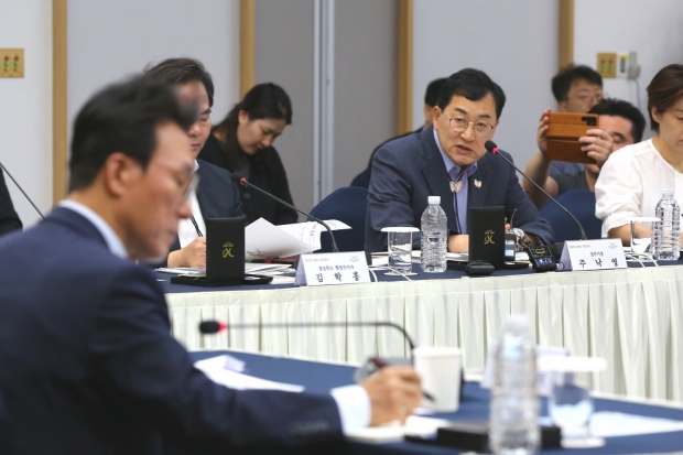 김민석 국무총리가 11일 경주 화백컨벤션센터(HICO)에서 열린 2025 APEC 정상회의 준비상황 보고회에서 주낙영 경주시장의 설명을 듣고 있다.