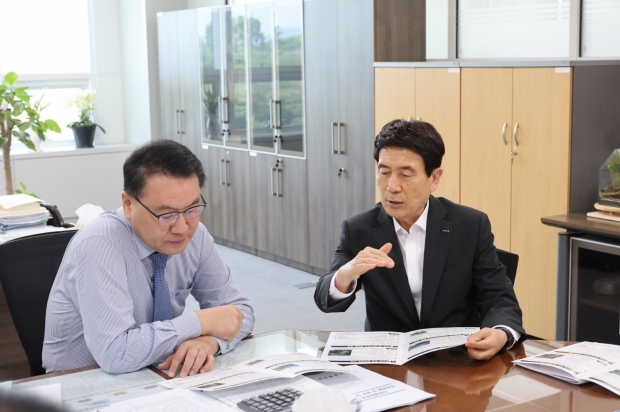 유병서 예산실장을 만나 2026년도 국비 예산을 위해 설명하고 있는 이강덕 포항시장.
