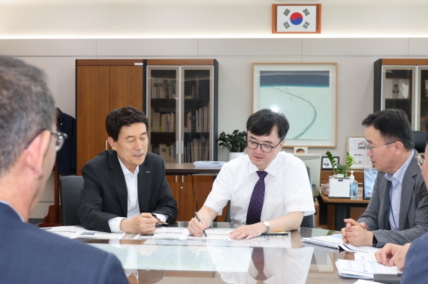 이강덕 포항시장은 14일 세종 정부청사에서 임기근 기재부 제2차관을 만나 지역 현안 사업을 설명하며 정부예산 지원을 요청했다.