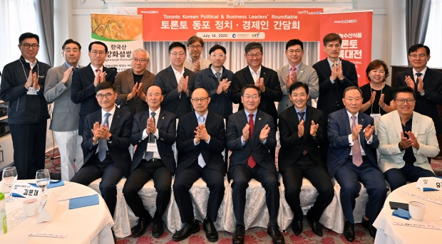 유정복 인천광역시장이 14일(현지시간) 캐나다 토론토에서 열린 '토론토 동포 정치·경제인 간담회'에서 기념촬영을 하고 있다.