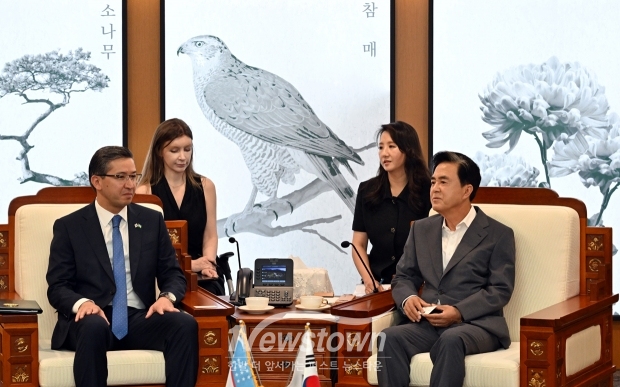 김태흠 충남도지사가 7월 15일 충남도청 접견실에서 압두살로모프 알리쉐르(Abdusalomov Alisher) 주한 우즈베키스탄 대사와 만나 양 지역 간 경제·문화·교육 등 상호 교류 방안 및 실질 협력 방안 등을 논의했다.