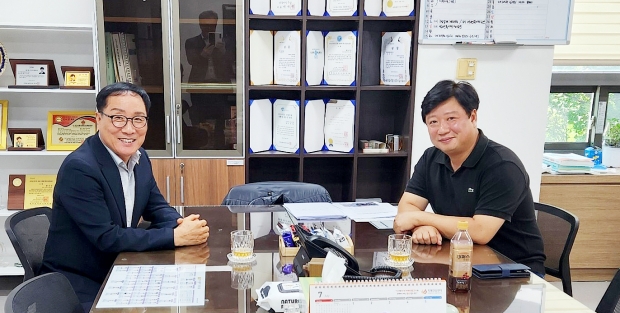 인천시의회 한민수 의원과 인천남동구의회 황규진 의원(총무위원장)이 닥터헬기 전용 계류장 설치 관련 남동구의회 재상정(공유재산관리계획안)에 대해 협의를 하고 기념촬영을 하고 있다.