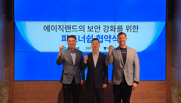 사진설명: 협약 체결 후, 기념촬영 중인 네오아이앤이 박계형 대표(왼쪽), 에이직랜드 이석주 부사장(가운데), 실버포트 영업 부사장(오른쪽) Stuart Wilson 의 모습