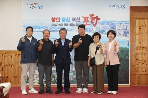 21일 시청 대외협력실에서 장상길 부시장이 유튜버 흥삼이네와 향후 시정 홍보 활동 협력 강화를 논의했다.