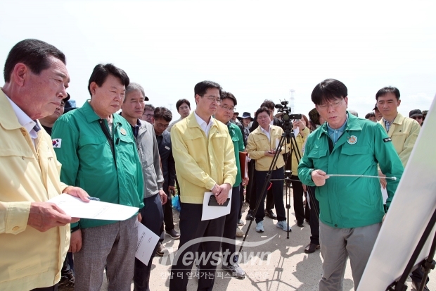 농림축산식품부 강형석 차관이 합덕읍 논콩 재배지를 찾아 현장 상황을 점검하고, 지역 농업인들의 애로사항을 청취했다.