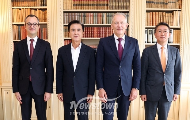 김태흠 충남도지사가 7월 24일(현지시각) 아침 프랑스 파리 에어리퀴드 본사에서 프랑수아 자코 에어리퀴드 CEO를 만나 간담회를 가졌다.