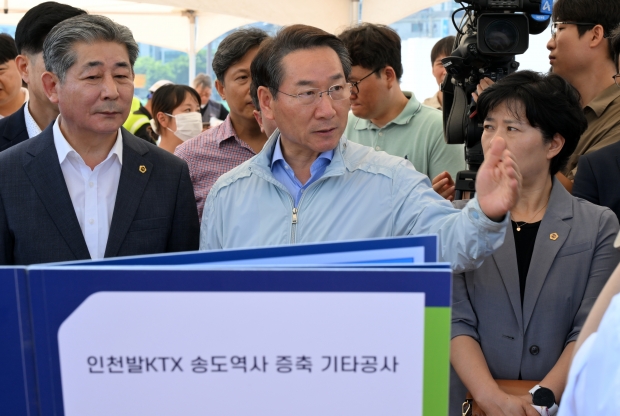 유정복 인천광역시장이 29일 송도역에서 오는 2026년 12월 개통 예정인 '인천발 KTX 직결사업' 진행 상황을 점검하고 있다. / 인천시청