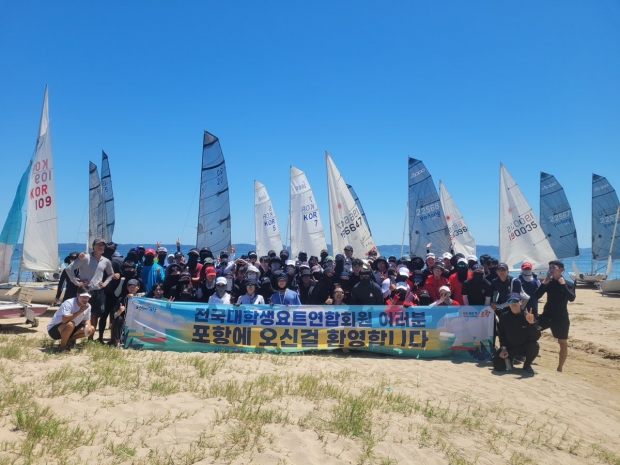 제8회 전국대학생요트대제전을 앞두고 전국 각지의 대학생들이 죽천해수욕장에 모여 훈련에 매진하고 있다.