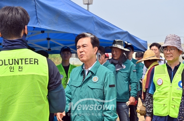 수해 현장에서 자원봉사자와 관계자를 격려하는 김태흠 충남도지사