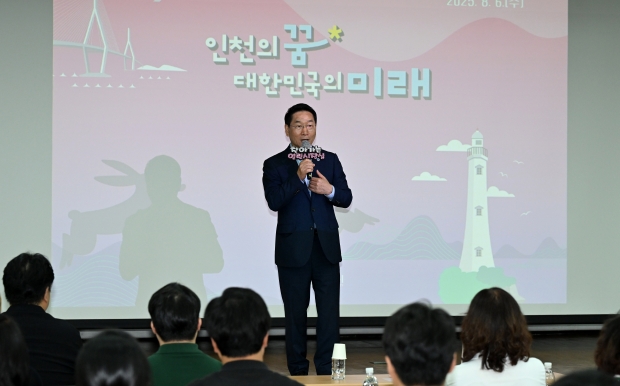 유정복 인천광역시장이 6일 계양도서관에서 열린 찾아가는 열린시장실에서 '대장홍대선 계양역 연장 및 청라 연장 요청' 시민공감의견에 대한 우리시 추진방향을 밝히고 있다.