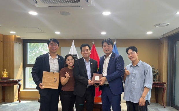 8. 2일 권재행 한국다문화재단이사장(오른쪽 2번째)이 서울 주한베트남대사관에서 부 호베트남한국대사(오른쪽 3번째)에게 제선당 제품을 전달하고 있다.