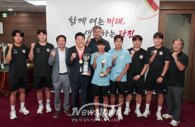 오성환 당진시장이 지난 8월 6일 ‘제58회 대통령금배 전국 고등학교 축구대회’에서 우승을 차지한 신평고등학교 축구부를 격려하고 우승의 기쁨을 함께 나눴다.