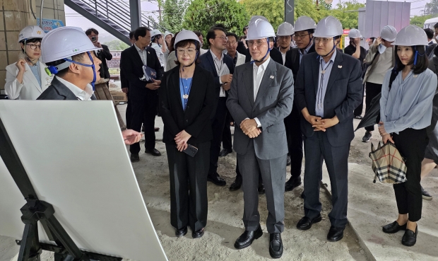 김민석 국무총리(앞줄 오른쪽에서 세 번째), 주낙영 경주시장(앞줄 오른쪽에서 두 번째), 김진아 외교부 2차관(앞줄 오른쪽 첫 번째)이 6일 경주 동국대병원 VIP 병동 개보수 현장을 찾아 관계자의 설명을 듣고 있다.