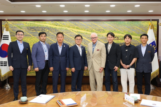 송호준 경주시 부시장(왼쪽 네 번째)이 지난 6일 시청 대외협력실에서 데이빗 로든 경북도 투자유치 홍보대사(왼쪽 다섯 번째)와 간담회를 가진 뒤 관계자들과 기념촬영을 하고 있다.
