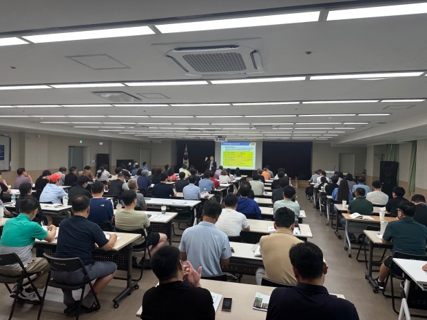 참석자들이 화학안전 교육을 듣는 모습 / 부천시청