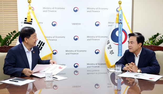 김태흠 충남도지사가 8월 8일 정부 서울청사에서 구윤철 경제부총리를 만나 내년 도내 주요 국비 사업을 설명하고, 적극적인 지원을 요청했다.