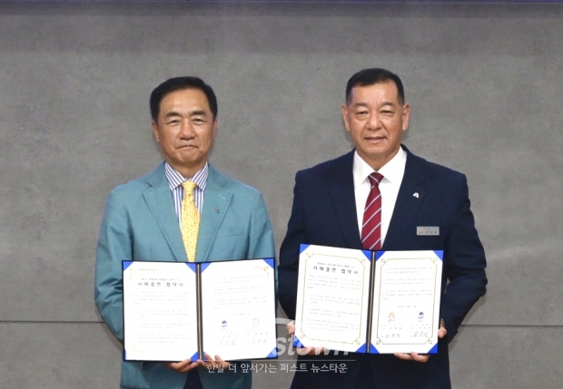 공주시가 8월 12일 경기도 평택시와 자매결연 체결식을 갖고 두 도시 간 상호 협력과 교류를 위한 공식적인 첫걸음을 내디뎠다. 이번 협약을 계기로 문화·경제 전반에 걸친 교류를 확대하고, 도농 상생과 공동 발전을 도모한다. 사진) 좌측부터 정장선 평택시장, 최원철 공주시장