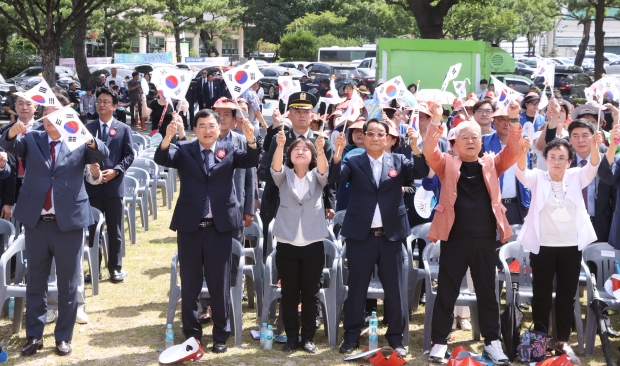 지난해 8월 경주 황성공원에서 열린 광복 79주년 기념행사에서 주낙영 경주시장과 참석자들이 태극기를 흔들며 만세를 외치고 있다.