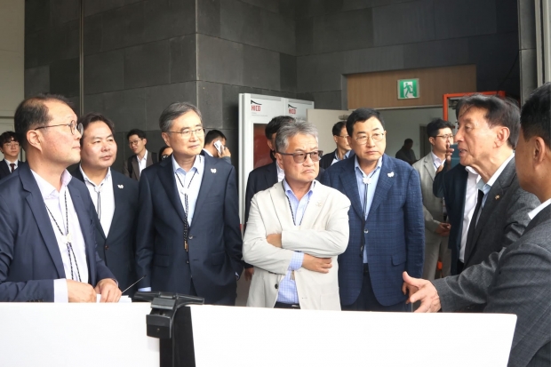 13일 경주화백컨벤션센터(HICO)에서 열린 APEC 정상회의 준비 현장 점검에서 조현 외교부 장관이 김석기 국회 외통위원장의 설명을 듣고 있다