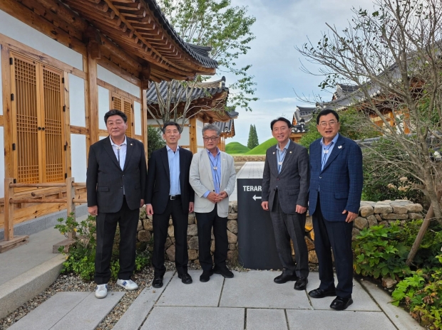 경주시 교촌마을 인근 한옥 카페를 찾아 조현 장관(좌측 세 번째)과 주낙영 경주시장(우측 첫 번째), 김석기(우측 두 번째) 국회 외통위원장 등과 기념촬영을 하고 있다.