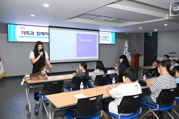 KCCF 허소연 대표와 새끼 허스키 루나가 훈련을 진행하고 있다.