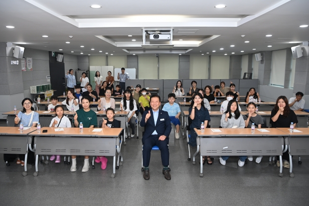 주석수 연제구청장과 참여자들이 수업 만족도를 나타내고 있다