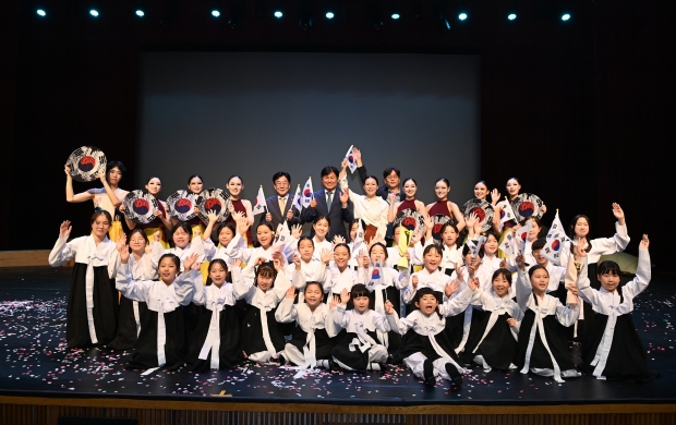 조용익 부천시장이 ‘부천시 광복 80주년 경축식’ 뮤지컬에 참여한 배우들과 기념사진을 촬영하고 있다.