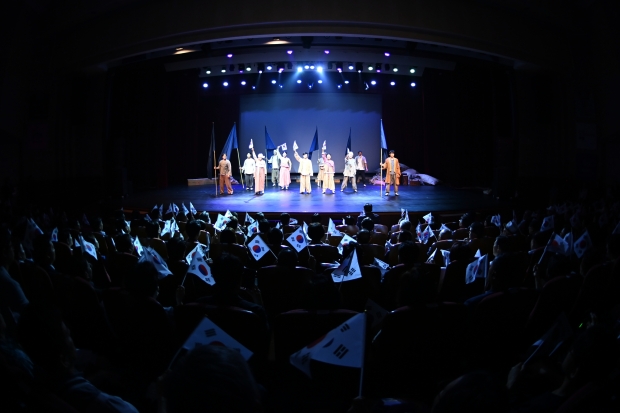 부천시가 광복 80주년 경축식으로 준비한 뮤지컬 ‘소사역에서 길을 묻다’ 한장면.다.