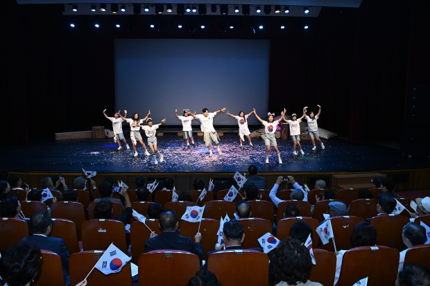 부천나라사랑챌린지 플래시몹 공연을 부천초등학교 이현길 교사와 학생이 선보이고 있다.