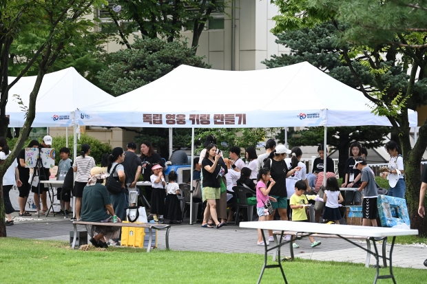 부천시가 15일 광복절 80주년을 맞아 부천시청 잔디광장에서 시민들이 참여할 수 있는 다양한 체험형 부스를 마련했다..