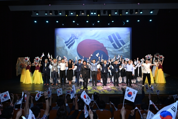 조용익 부천시장이 ‘부천시 광복 80주년 경축식’ 뮤지컬에 참여한 배우들과 기념사진을 촬영하고 있다.