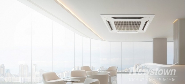 글로벌 시험인증기관 TUV 라인란드로부터 1대 당 14.85킬로그램(kgCO₂eq)의 이산화탄소 배출을 줄였음을 검증받은 상업용 4방향 시스템에어컨. / 사진=LG전자 제공